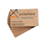 Tarjeta de madera personalizada de 8,5 × 5,5 cm fabricada en madera natural con acabado veteado por Printerhand